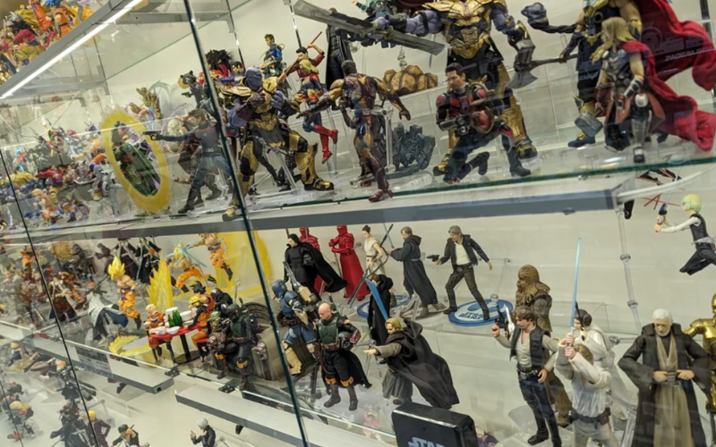 Collezione di action figure in Giappone: personaggi di anime, Marvel e Star Wars in esposizione