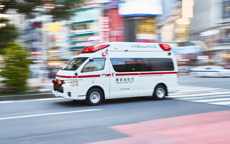 Ambulanza del Tokyo Fire Department in corsa: servizi di emergenza rapidi ed efficienti in Giappone