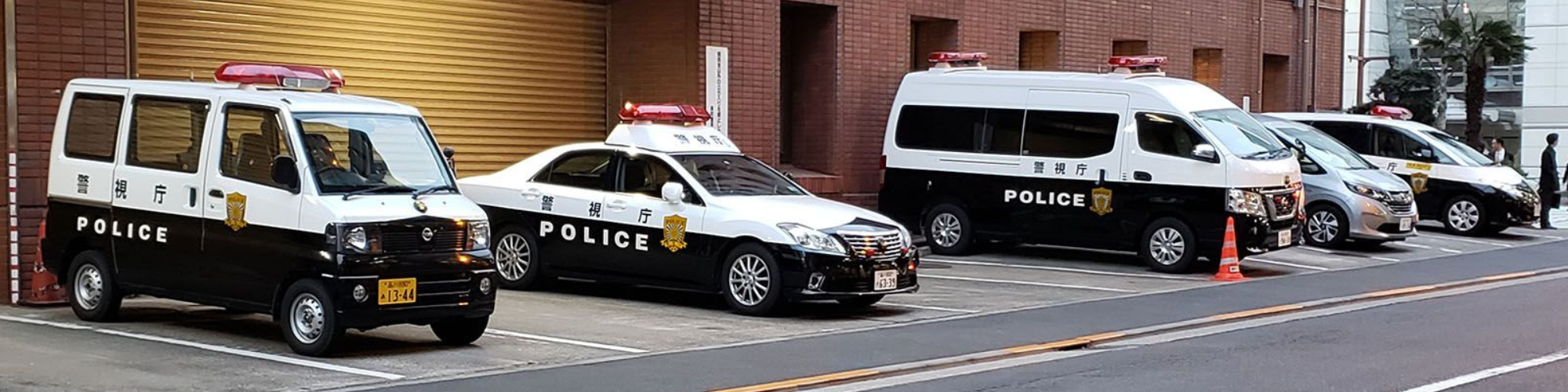 Auto della polizia giapponese parcheggiate fuori da una stazione: veicoli ufficiali delle forze dell’ordine in Giappone