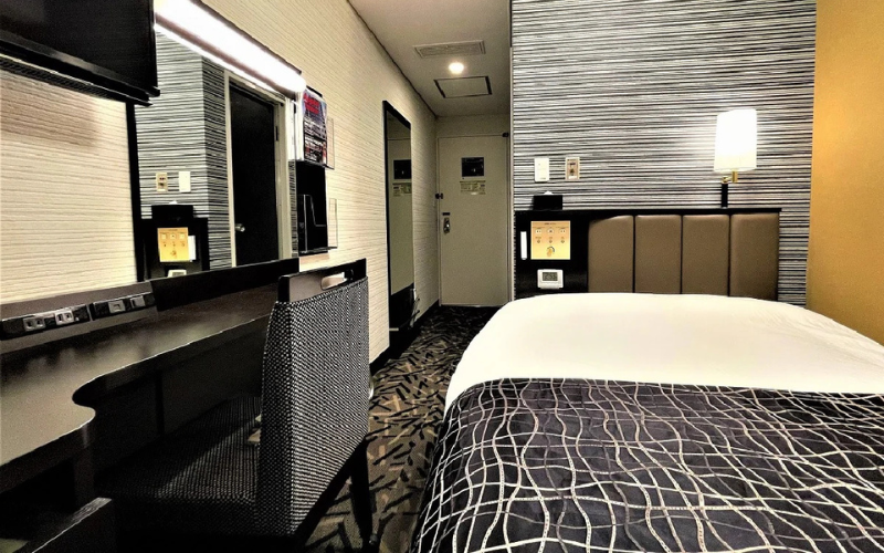 Camera singola in un business hotel giapponese con arredamento moderno e funzionale