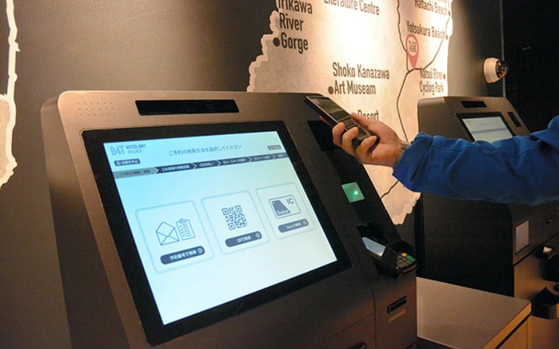 Check-in automatico in hotel in Giappone con totem digitale e smartphone: tecnologia contactless per i viaggiatori