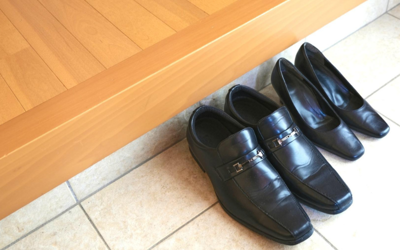 Scarpe lasciate all’ingresso di una casa giapponese (genkan): tradizione di togliere le scarpe prima di entrare