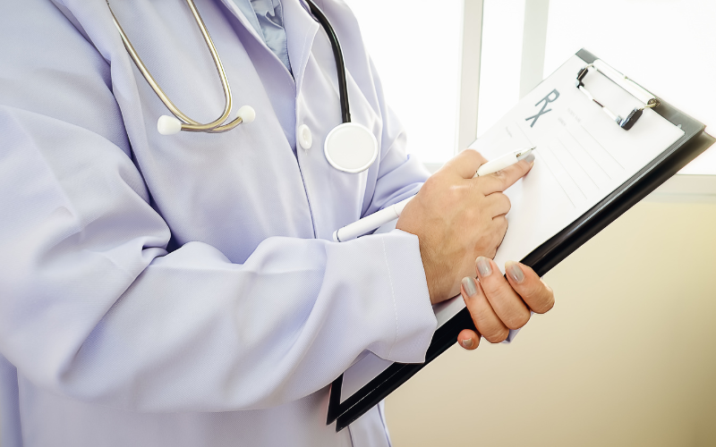 Medico giapponese che compila una prescrizione – assistenza sanitaria in Giappone per turisti