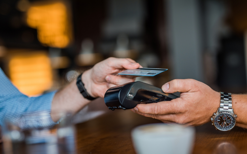 Pagamento con carta contactless in un locale in Giappone