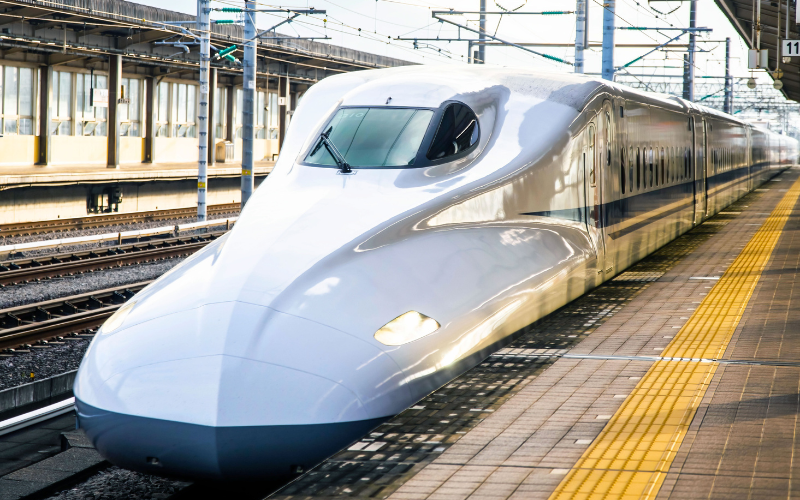 Shinkansen, il treno proiettile giapponese ad alta velocità in stazione