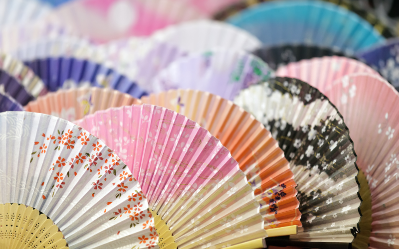 Ventagli giapponesi decorati: souvenir tradizionali con motivi floreali e colori vivaci